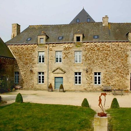 Gite La Passerelle - Manoir Le Plessix Madeuc Corseul ภายนอก รูปภาพ